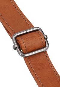 Cinturino in pelle marrone con una superficie texturizzata, decorato da cuciture chiare e una fibbia rettangolare in metallo argentato per la regolazione.