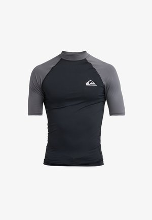 Zwart-grijs rashguard met korte mouwen en een klein wit logo op de linkerborst, weergegeven op een eenvoudige witte achtergrond.