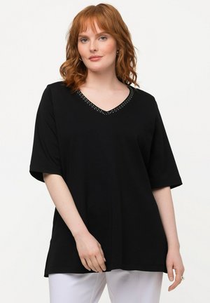 Zwarte V-hals t-shirt met korte mouwen, voorzien van decoratieve studdetails rond de halslijn. Gemaakt van een zachte, gladde stof.