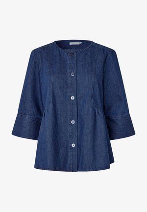 Chaqueta de mezclilla oscura con escote redondo, mangas tres cuartos y cierre de botones. Cuenta con costuras laterales para una silueta acampanada.