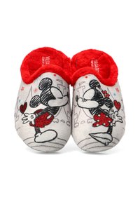 Par de suaves pantuflas con forro interior rojo que presentan a Mickey y Minnie Mouse mirándose el uno al otro, sosteniendo corazones rojos brillantes detrás de sus espaldas.