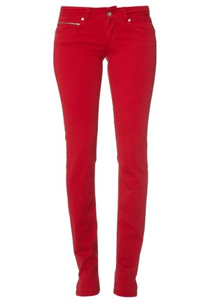 Schmal geschnittene rote Hose mit vorderer Knopf- und Reißverschluss, seitlicher Reißverschlusstasche an der linken Hüfte, vor weißem Hintergrund dargestellt.