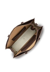 Borsa a tracolla in pelle marrone con finitura dalla texture. L'interno presenta una fodera beige chiaro e più scomparti, incluso un pannello verde liscio.