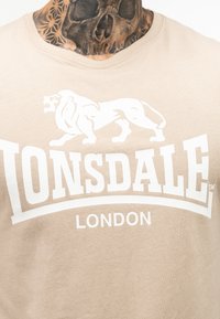 Lonsdale NORMALE PASSFORM ST ERNEY - Nyomott mintás póló - sand white