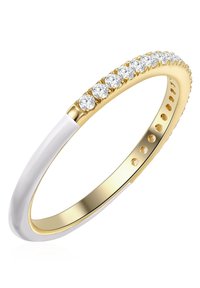 Arany és fehér gyűrű, sima, lekerekített szalaggal, amelynek külső szélén csillogó, tiszta kövekből álló sor található.