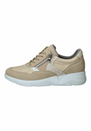 Beige sneaker met veterluiting aan de voorkant, zijrits, getextureerd paneel, gevoerde kraag en dikke witte zool voor casual gebruik.