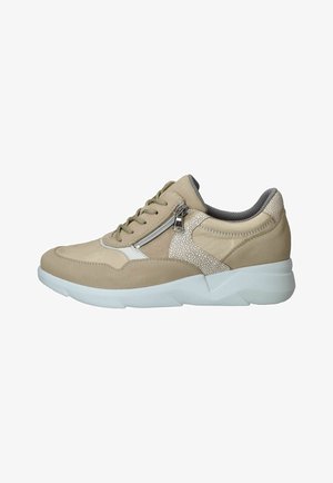 Beige sneaker met veterluiting aan de voorkant, zijrits, getextureerd paneel, gevoerde kraag en dikke witte zool voor casual gebruik.
