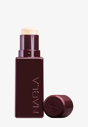 Bordeaux stick foundation met een matte afwerking. Semi-transparante dop en een ronde basis met een verhoogd embleem. Minimalistisch ontwerp.