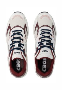 Scarpe da ginnastica bianche e bordeaux con pannelli in rete, lacci blu e suole testurizzate. Presentano accenti rosa e un logo sulla linguetta.