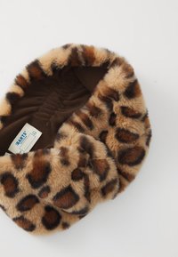 Cappello in pelliccia sintetica con stampa leopardata, fodera interna marrone e fascia elastica. Tessuto morbido con forma arrotondata, caratterizzato da macchie scure su uno sfondo beige.