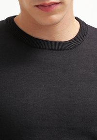 Czarny sweter dzianinowy z okrągłym dekoltem, z ribbrowanym kołnierzem i gładką fakturą, podkreślający swoją prostą i klasyczną formę.