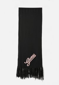 Svart stoffslange med frynser på endene og rosa brodert "Guess"-logo nær den ene frynsen, på hvit bakgrunn.