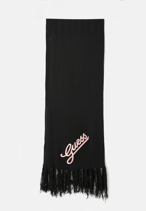 Svart stoffslange med frynser på endene og rosa brodert "Guess"-logo nær den ene frynsen, på hvit bakgrunn.