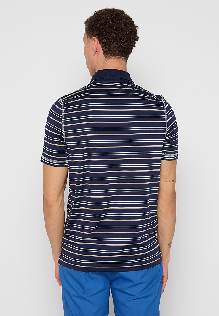 Polo à manches courtes, marine avec de fines rayures horizontales en bleu clair et blanc. Doté d'un col côtelé et d'une texture de tissu lisse.