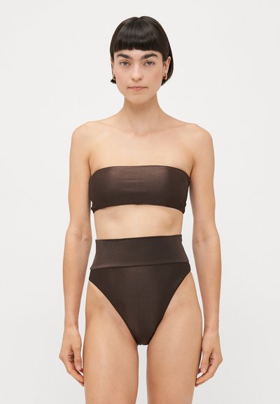 Haut de bikini bandeau marron avec une texture lisse, associé à un bas de bikini taille haute offrant une finition et une coupe similaires.