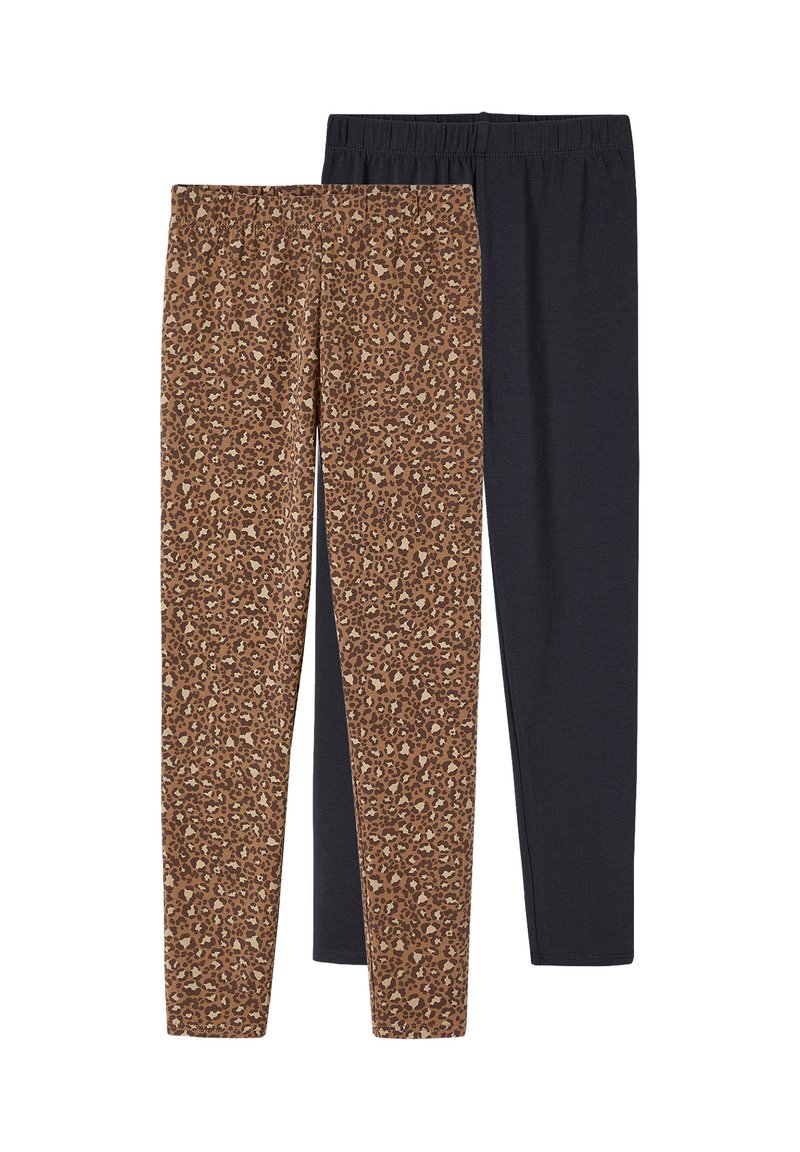 Zwei Paar Leggings: eine mit einem braunen Leopardenmuster und die andere in dunkelgrau uni, beide mit elastischen Taillenbünden.