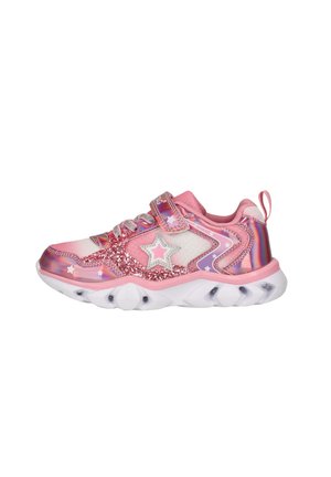 Rosa Sneakers mit Glitzerakzenten, Sternmustern und einem Mesh-Obermaterial. Sie verfügen über einen Klettverschluss und eine klobige weiße Sohle mit abgerundeten Elementen.