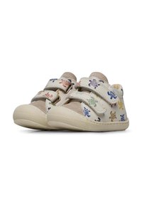Scarpe in pelle bianca con motivi di tartaruga colorati, due cinturini in velcro, dettagli in suede beige e suole in gomma testurizzata. Design con punta arrotondata.
