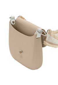 Borsa in silicone beige con finitura liscia, dotata di chiusura a scatto argento e tracolla intrecciata con dettagli di frange.