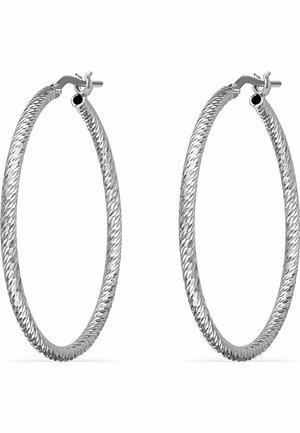 Sølvøreringe med hoops, der har et snoet design og en struktureret overflade med en skinnende finish samt en sikker lukning.