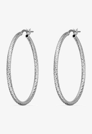Sølvøreringe med hoops, der har et snoet design og en struktureret overflade med en skinnende finish samt en sikker lukning.