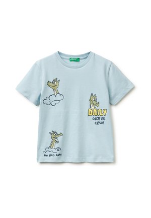 Hellblaues Kinder-T-Shirt mit Cartoon-Drachengesichtern, Wolken und dem Text "DAILY over the clouds" und "NO BAD DAYS."