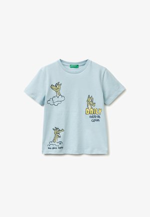 Lichtblauw kinder-T-shirt met cartoon drakenkoppen, wolken en tekst "DAILY over the clouds" en "NO BAD DAYS."