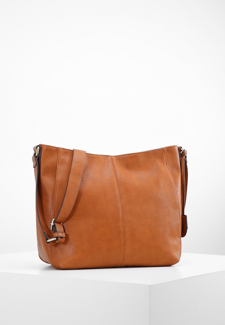 Borsa a spalla in pelle marrone con una texture liscia, caratterizzata da un'ampia apertura, tracolla regolabile e dettagli di cucitura sottili.