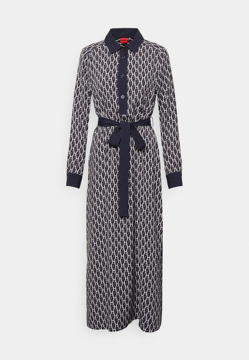 Marineblå, langærmet kjole med krave, knaplukning og mønstret design; inkluderer et matchende bånd i stoffet i taljen.