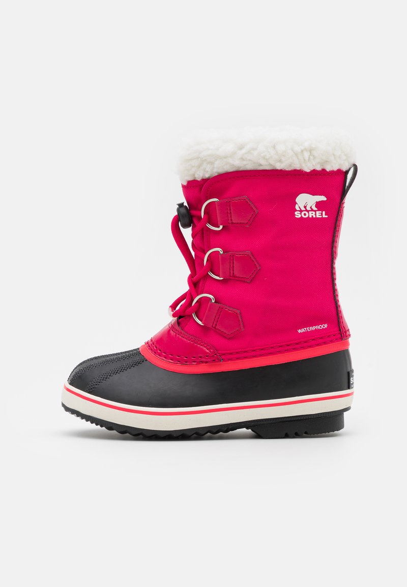 Botas de invierno rosa impermeables con un suave forro de piel sintética blanca, puntera de goma negra y suela blanca y roja en contraste, con diseño de cordones.