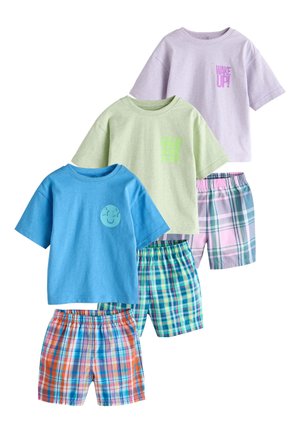 Drei Sets mit Kinderoutfits bestehend aus kurzärmeligen T-Shirts in Blau, Grün und Lavendel, kombiniert mit bunten karierten Shorts.