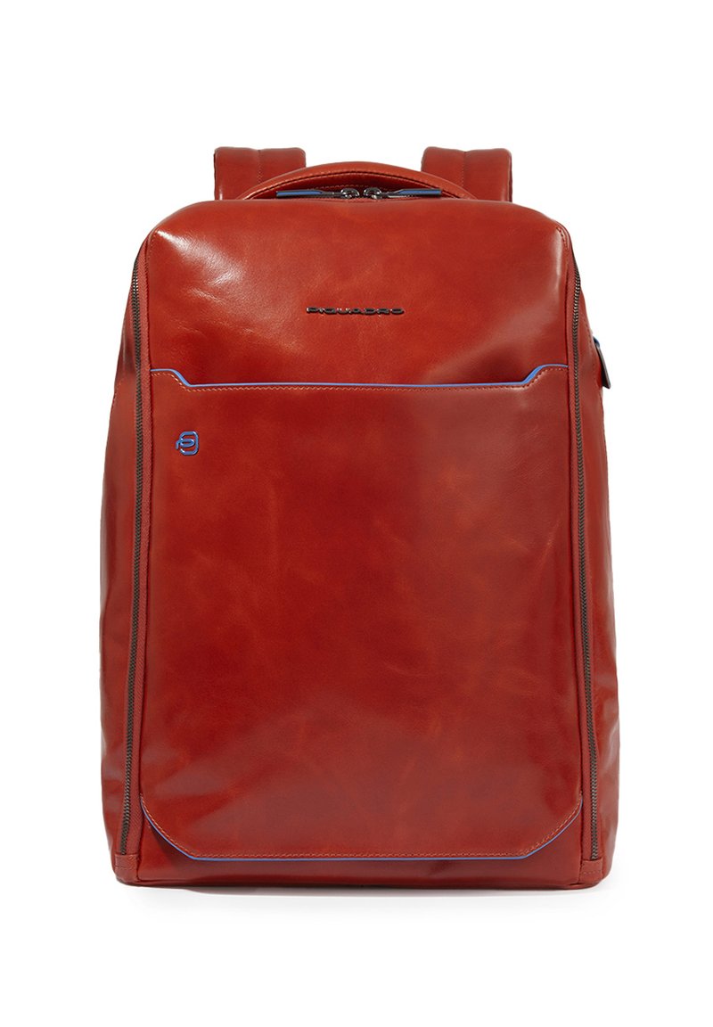 Rode leren rugzak met een gladde textuur, voorzien van een voorvak omrand met blauwe stiksel en een hoofdcompartiment met dubbele rits.