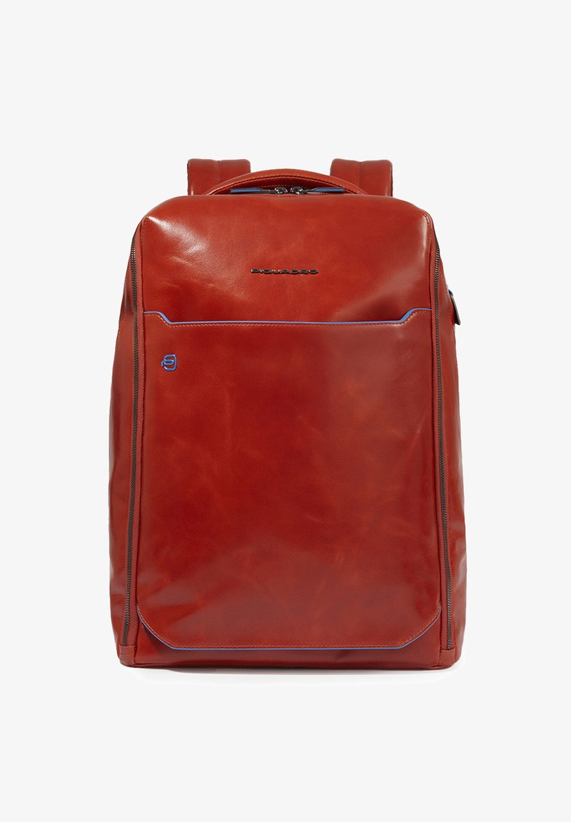 Rode leren rugzak met een gladde textuur, voorzien van een voorvak omrand met blauwe stiksel en een hoofdcompartiment met dubbele rits.