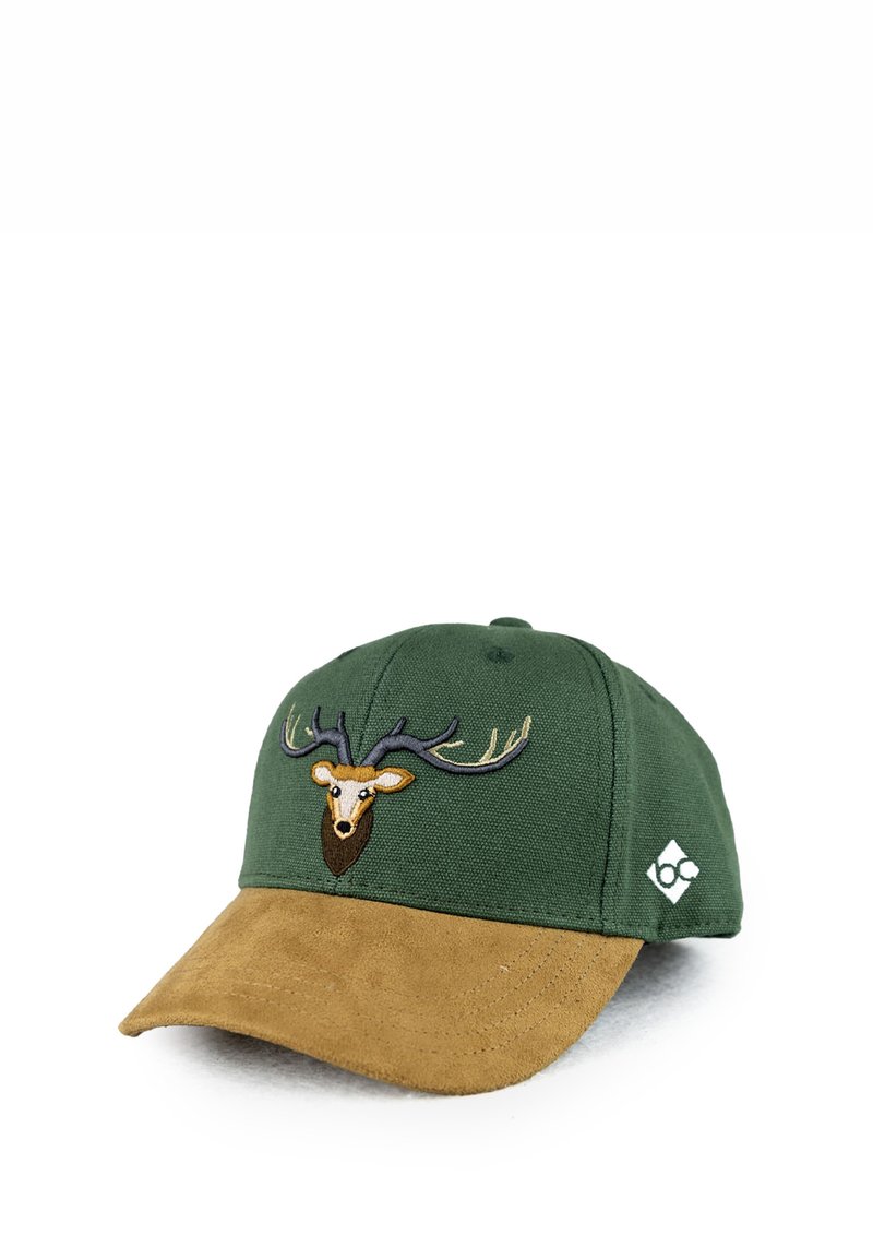 Grüne Kappe mit einem braunen Wildledervisier, das auf der Vorderseite mit einem gestickten Hirschkopf-Design und einem kleinen Logo an der Seite versehen ist.