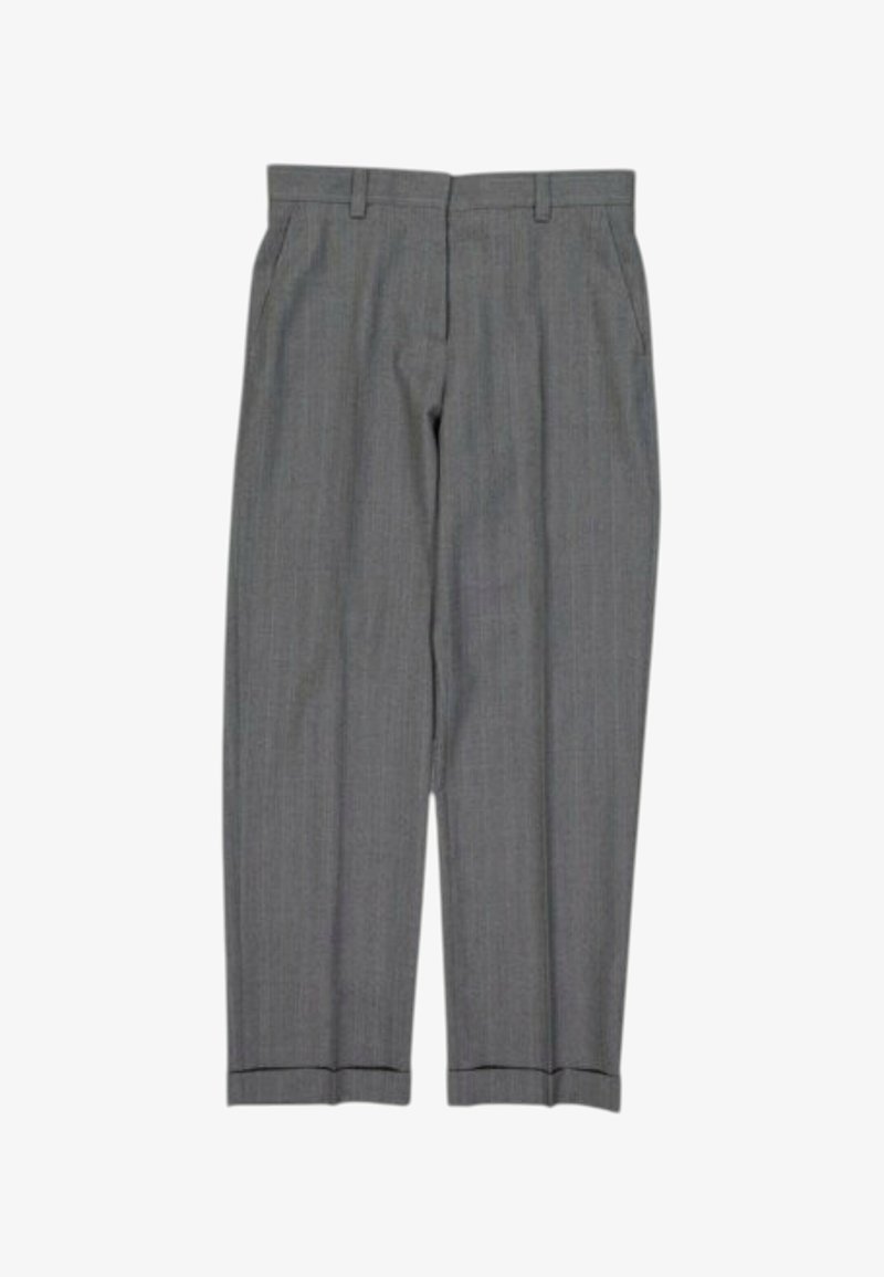 Pantalon formel gris avec passants de ceinture, poches avant et coupe droite ajustée.
