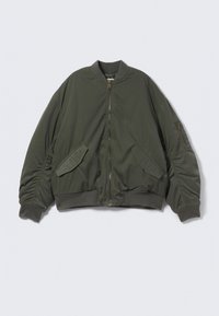 Veste bomber vert olive avec fermeture éclair à l'avant, deux poches à rabat, col, poignets et taille côtelés, et poche zippée sur la manche gauche.