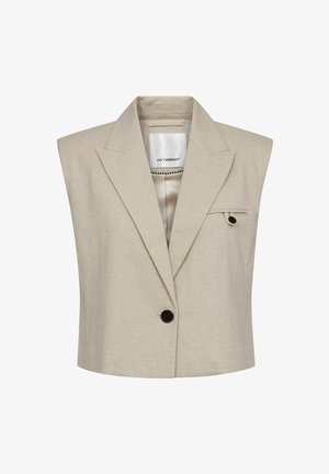 Bézs ujjatlan blézer széles hajtókával, egy sötét gombbal, és kis zsebbel bal oldalon, fedéllel.