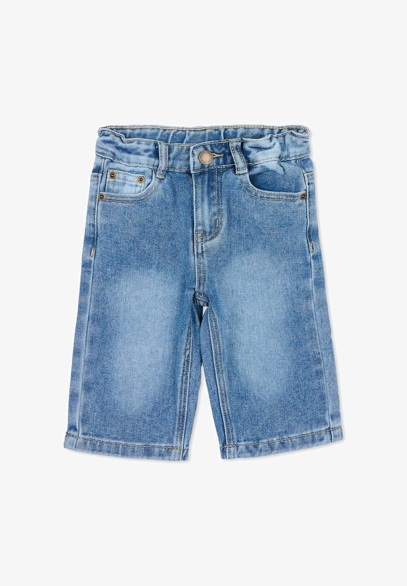 Shorts en denim bleu clair pour tout-petit, avec taille élastique, bouton à l'avant et poches, sur fond blanc.