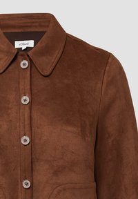 Brązowa kurtka z ekoskóry, z klasycznym kołnierzem, zapinana na cztery guziki oraz wyposażona w dwie kieszenie z przodu. Gładka tekstura i elegancki design.