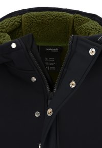 Zwarte softshell jack met een groene fleece binnenkant. Bevat zilveren drukkers, een rits en een waslabel aan de binnenkant.