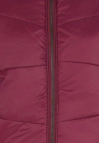 Bordeaux pufferjakke med en metallisk lynlås; har quiltet tekstur og en glat, blank finish. Letvægts og isoleret design.