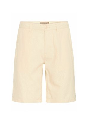 Beige Leinen-Shorts mit flachem Bund, Knopfverschluss und Seitentaschen. Knielang mit einer glatten, leichten Textur.