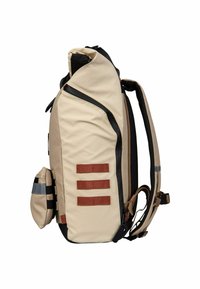 Beige rugzak met een roll-top ontwerp, voorzien van donkere accenten, drie horizontale banden en een zijvak met reflecterende details. Textuurstof.