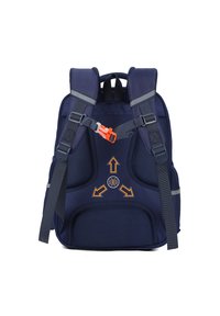 Zaino navy con spallacci imbottiti, texture in rete, dettagli riflettenti e frecce arancioni con un grafico centrale, progettato per un uso sportivo.