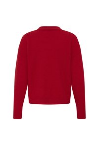Pull rouge en maille à manches longues avec poignets, ourlet et col côtelés, vu de dos sur fond blanc.