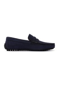 Marineblaue Slipper aus weichem Stoff mit gesticktem Design, runder Spitze und Gummisohle mit kleinen Stollen für besseren Halt.