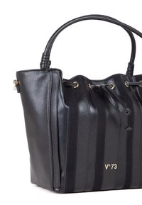 Borsa a secchiello in pelle nera con strisce verticali, dotata di accessori in metallo dorato e chiusura con coulisse. Manico robusto con una presa texturizzata.