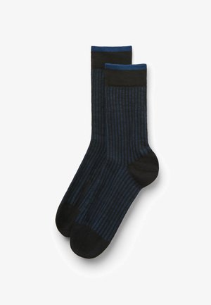 Zwarte en donkerblauwe gestreepte katoenen sokken met een geribbelde textuur, een effen zwarte hiel en teen, en een donkerblauwe boord.