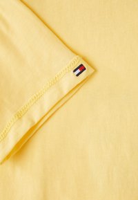Tommy Hilfiger FLAG UNISEX - T-shirt med print - citronella