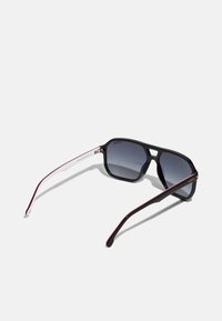 Ochelari de soare negri cu lentile gri cu gradient, având o ramă pătrată, accente metalice și vârfuri maronii pentru rame. Material din plastic, design modern.